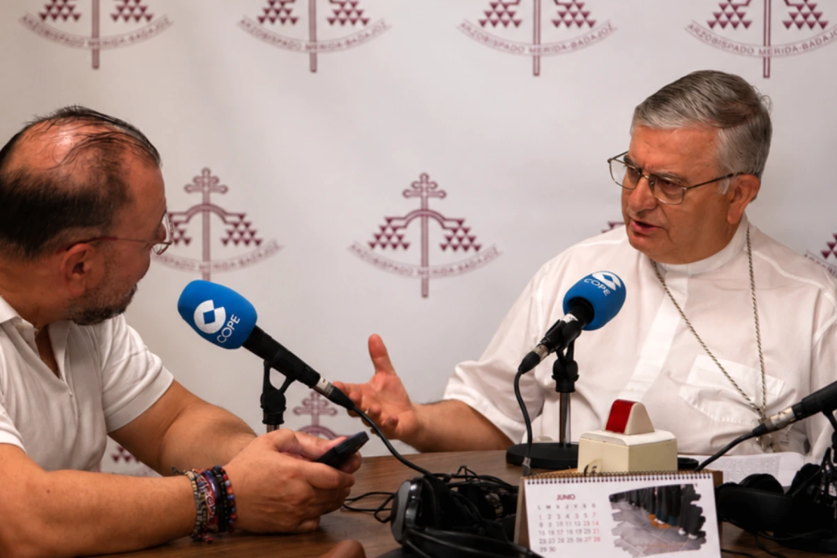 L’archevêque de Mérida-Badajoz en soutane, tenant une lettre d’invitation au pape à Chandavila