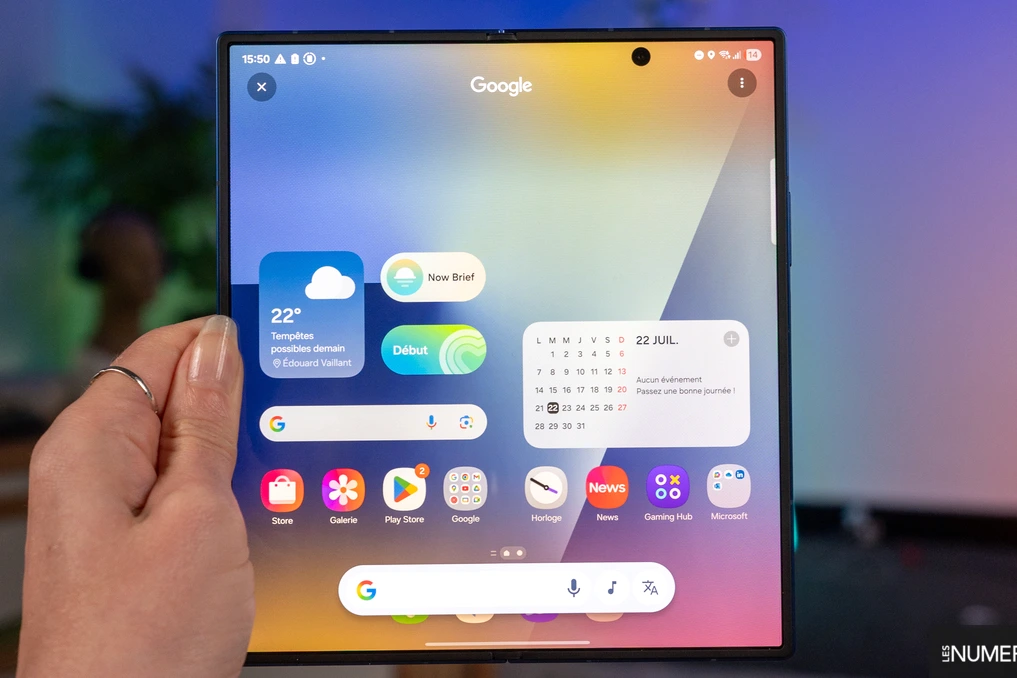 Le Galaxy Z Fold 8 de Samsung ouvert, écran pliant visible, posé sur une table avec fond sombre
