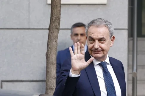 Le juge du dossier Plus Ultra devant le tribunal, entouré de journalistes et de caméras à l’entrée
