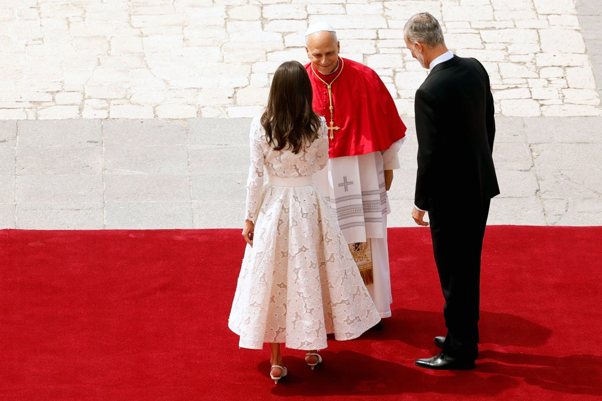 Le pape Léon XIV saluant la foule à Madrid, entouré de fidèles et de drapeaux sur une place ensoleillée