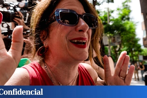Leire Díez parlant à des journalistes devant un bâtiment, micro tendu et caméras en arrière-plan