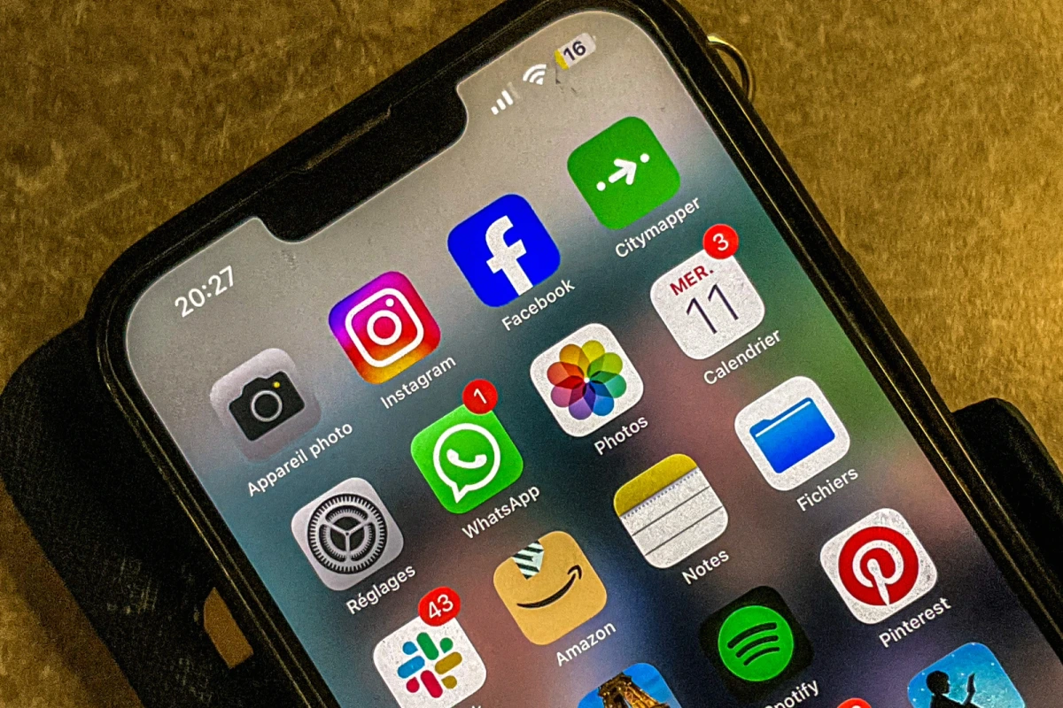 Logos Facebook, Instagram et Messenger affichés sur un écran de smartphone, avec message d’erreur de panne