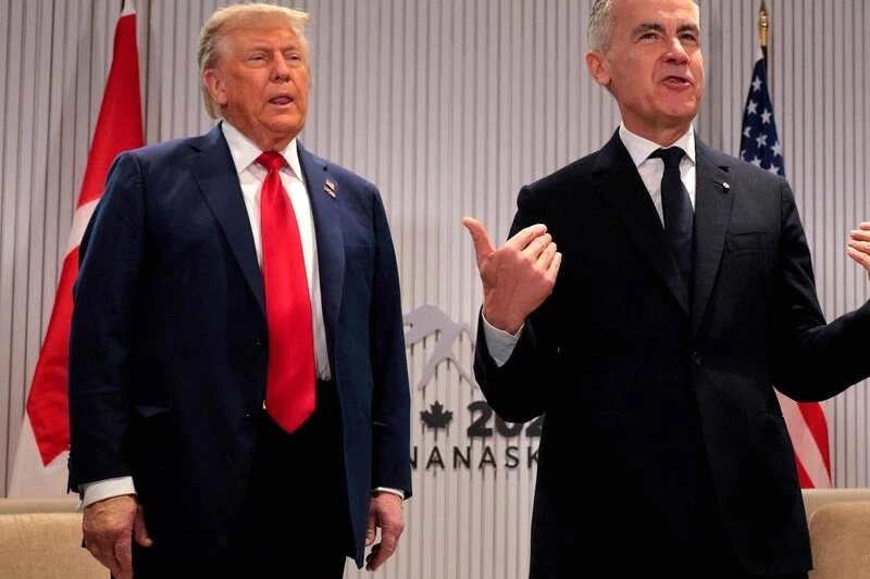 Mark Carney au pupitre lors d’une allocution en Irlande, geste et expression rappelant Donald Trump
