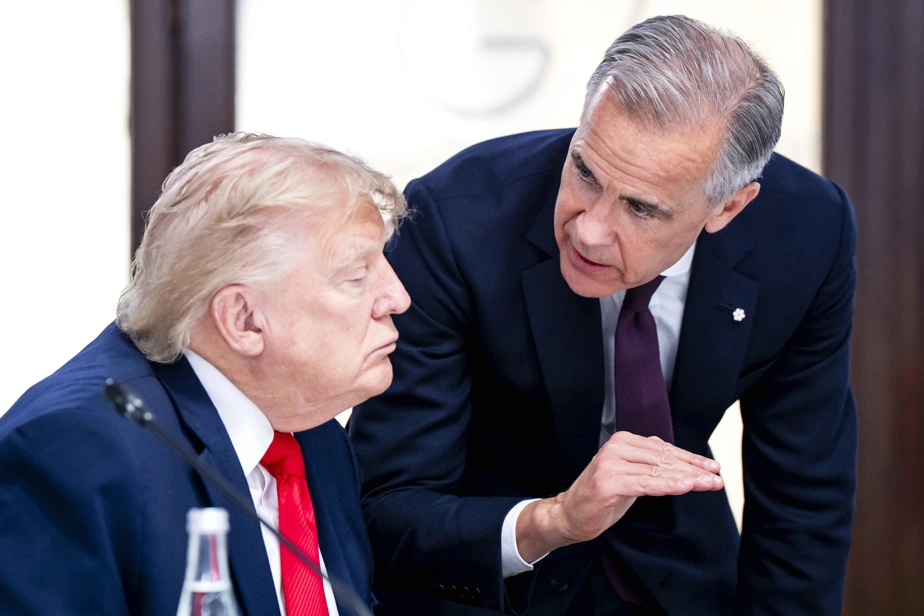 Mark Carney s’exprime devant des micros, avec Donald Trump en arrière-plan lors d’un événement public