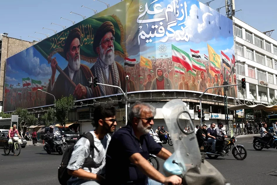 Navires et pétroliers traversant le détroit d’Ormuz, avec Téhéran et le drapeau iranien en arrière-plan