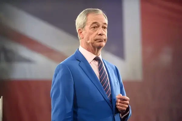 Nigel Farage en meeting, présentant un « plombier audacieux » face à Burnham à Makerfield