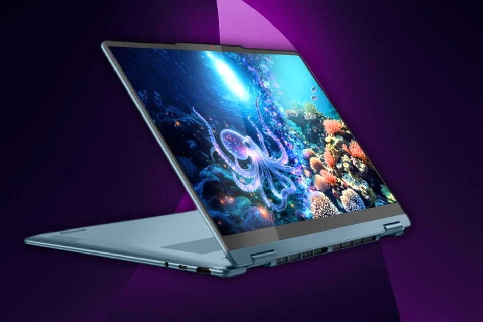 Ordinateur portable Lenovo Yoga 7 2-en-1 en mode tablette, écran tactile ouvert sur un bureau clair