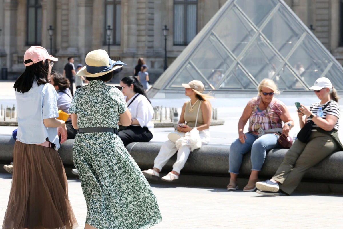 Paris sous la canicule : passants à l’ombre près de la Seine, thermomètre affichant 37 °C