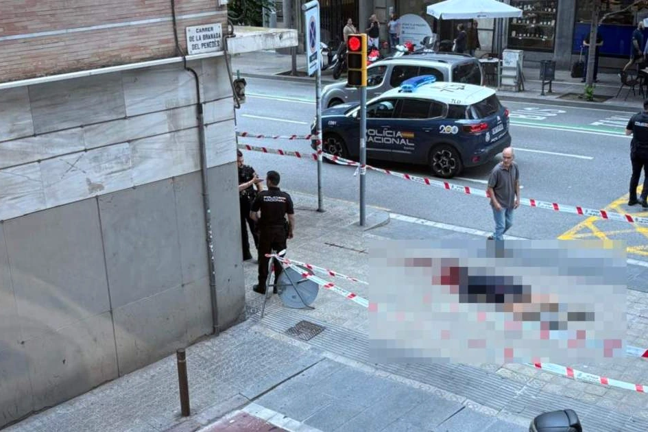 Police et secours autour d’un homme abattu au sol en plein centre de Barcelone, foule en arrière-plan