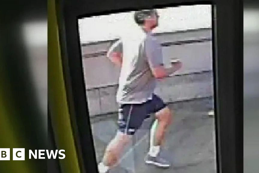 Putney Bridge à Londres avec bus rouge et ruban de police, après qu’une femme a été poussée sous un bus