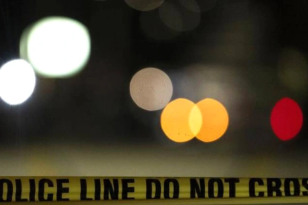 Scène de rue dans l’Iowa avec voitures de police et ruban jaune après qu’un tireur a tué 6 personnes