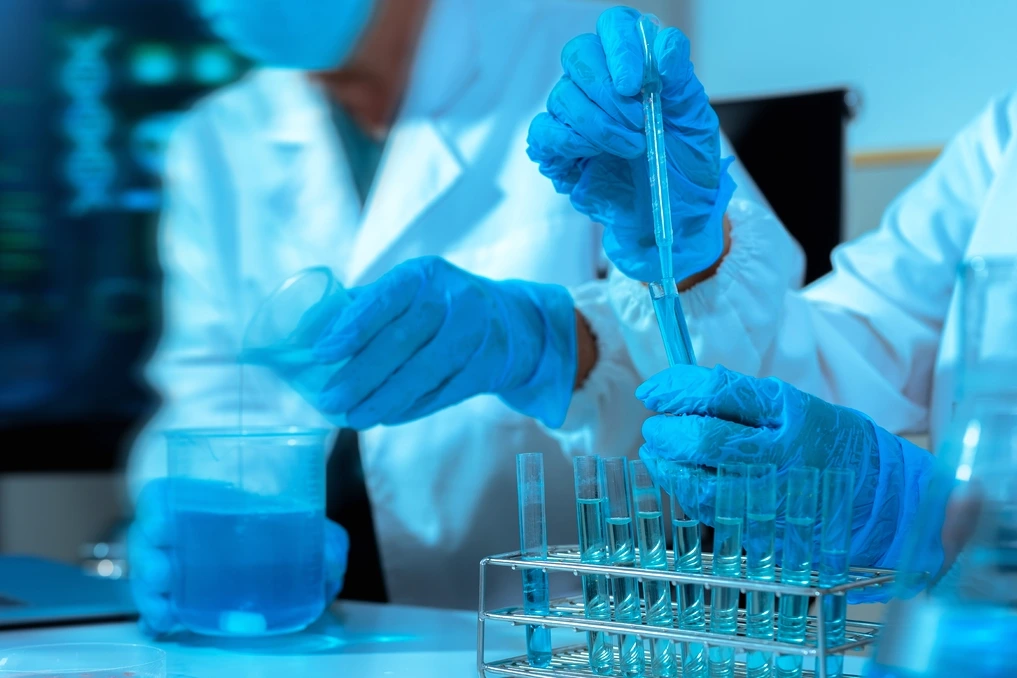 Scientifique en blouse préparant une seringue, flacon de vaccin conçu par IA au premier plan en laboratoire