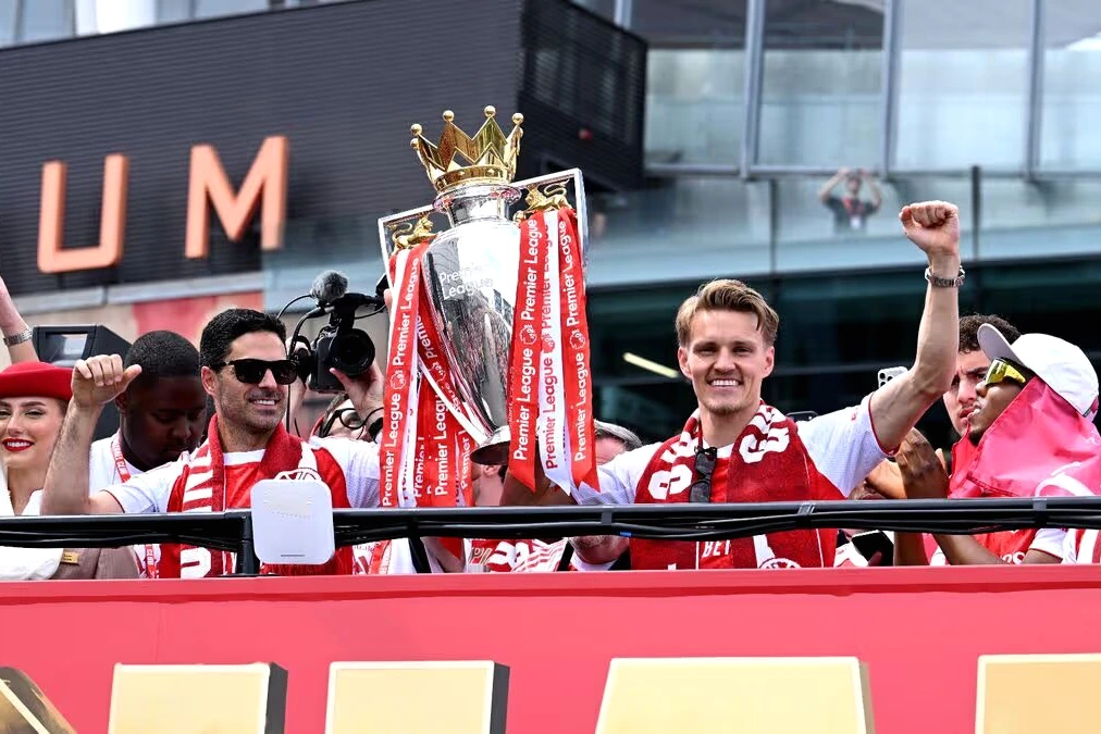 Supporters d’Arsenal en rouge et blanc brandissent des drapeaux, fumigènes et écharpes dans Londres