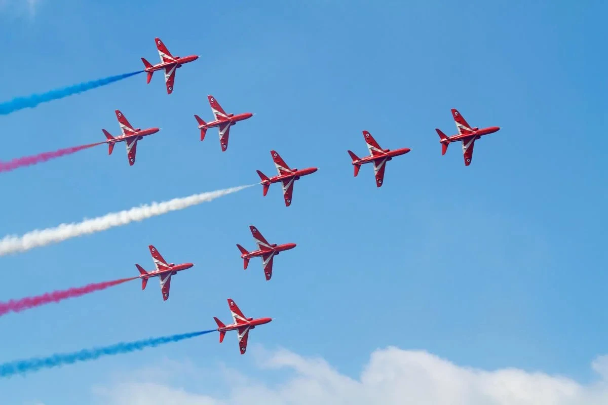 Survol aérien d’anniversaire du roi à Norfolk, avions en formation dans le ciel au-dessus de la côte