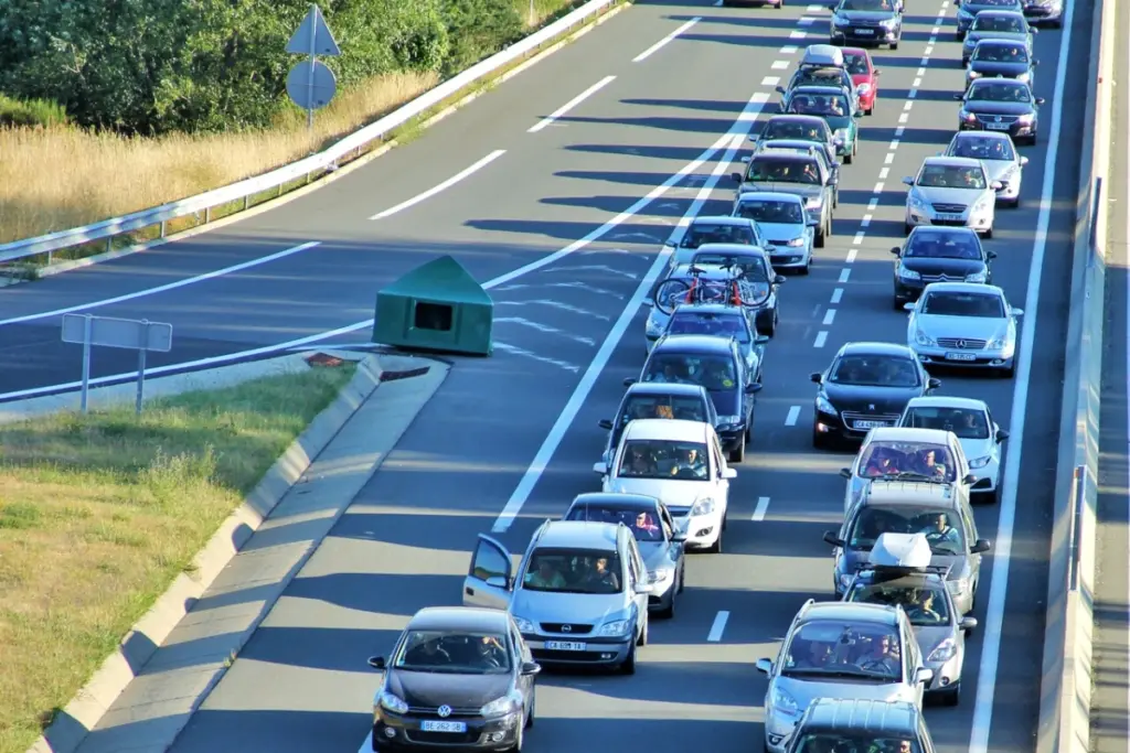 Trafic à Paris et en Île-de-France : longue file de voitures à l’arrêt sur une autoroute, bouchons visibles