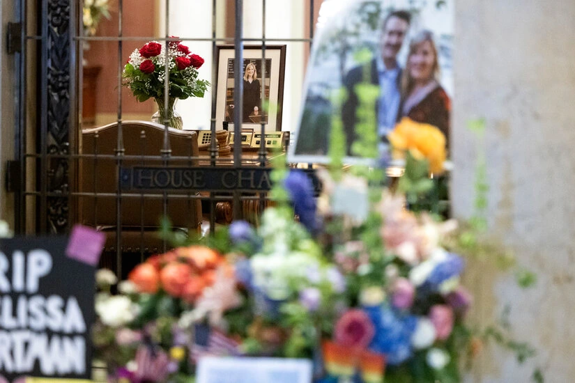 Un suspect du meurtre d’un élu du Minnesota menotté, escorté par des policiers dans un tribunal
