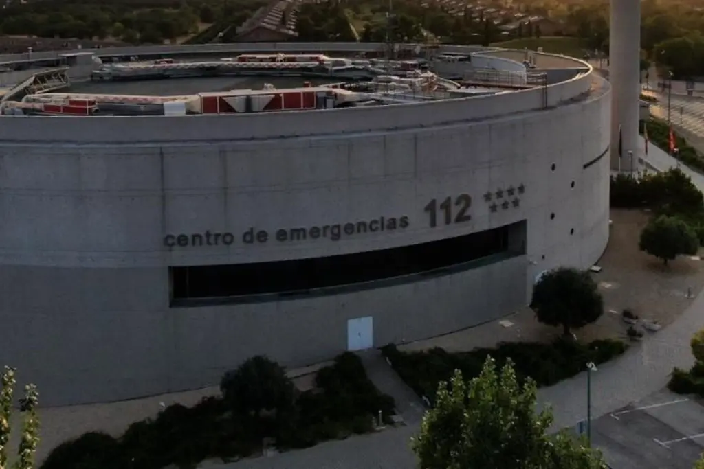 Véhicules d’urgence et policiers à Madrid, gyrophares allumés, lors de l’alerte du Plan de protection civile