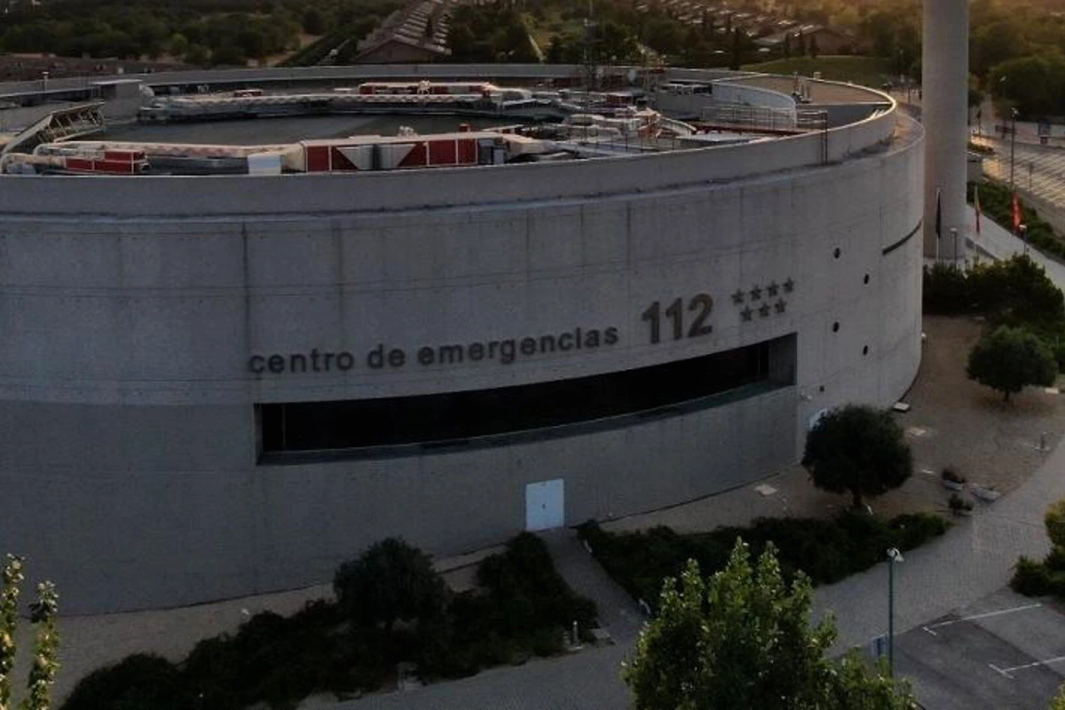 Véhicules d’urgence et policiers à Madrid, gyrophares allumés, lors de l’alerte du Plan de protection civile