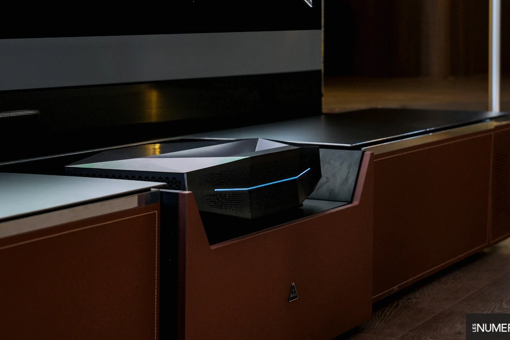 Vidéoprojecteur Awol Vision Aetherion Pro 4K UST posé sur un meuble, projetant une grande image sur un mur