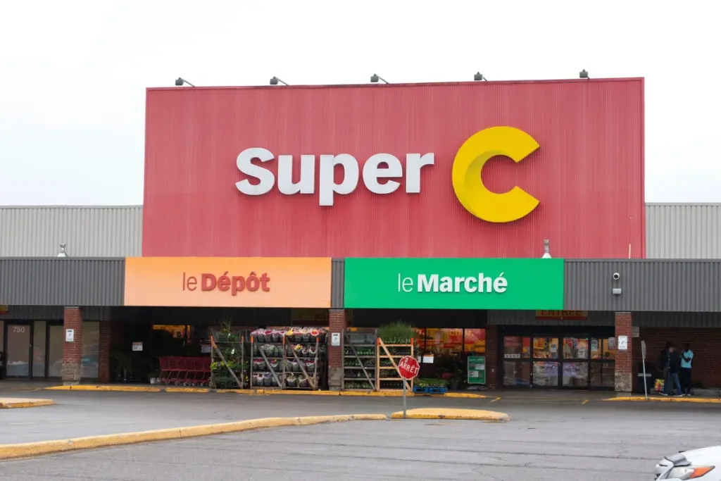 Voiture de police et ruban de sécurité près d’un Super C à Trois-Rivières, enquête en cours