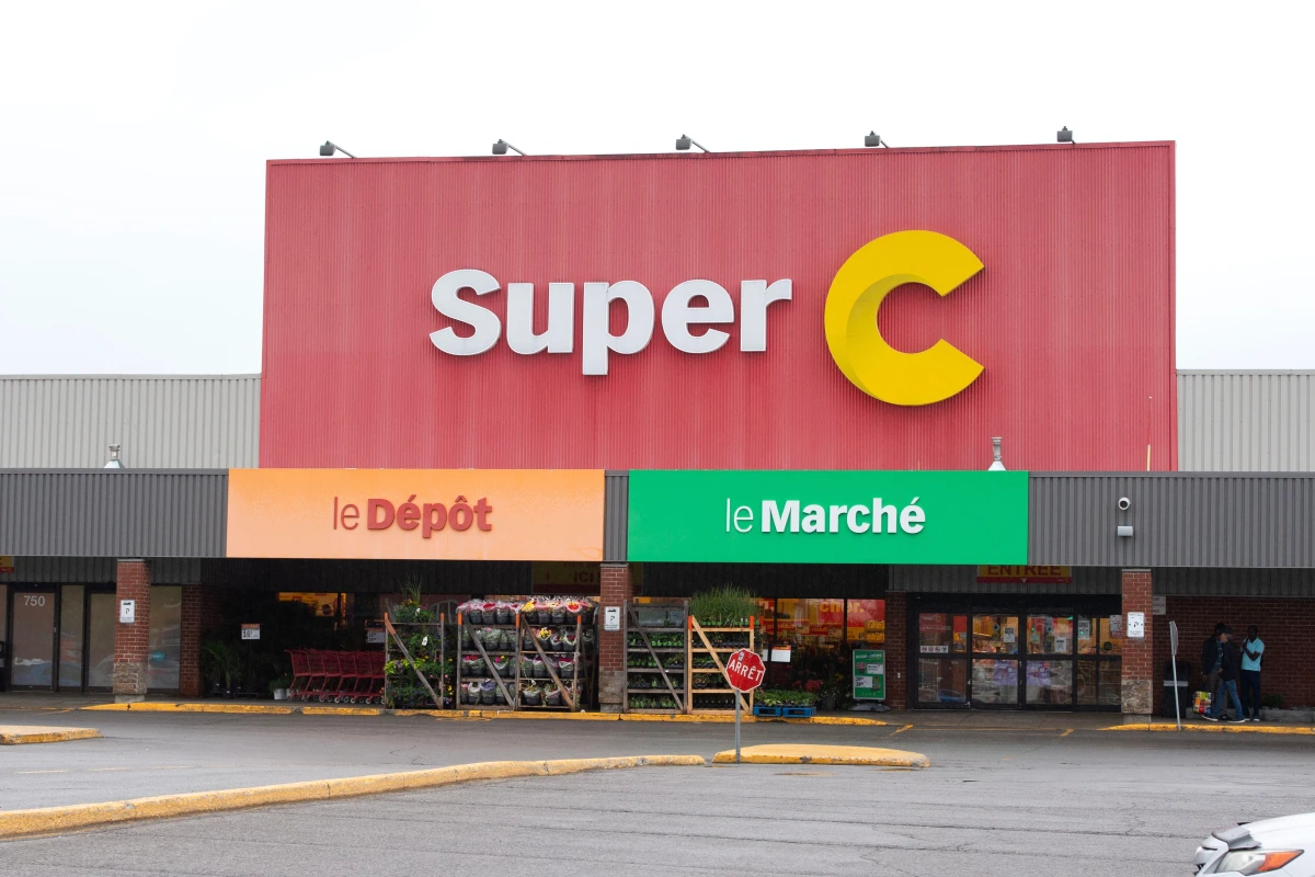 Voiture de police et ruban de sécurité près d’un Super C à Trois-Rivières, enquête en cours