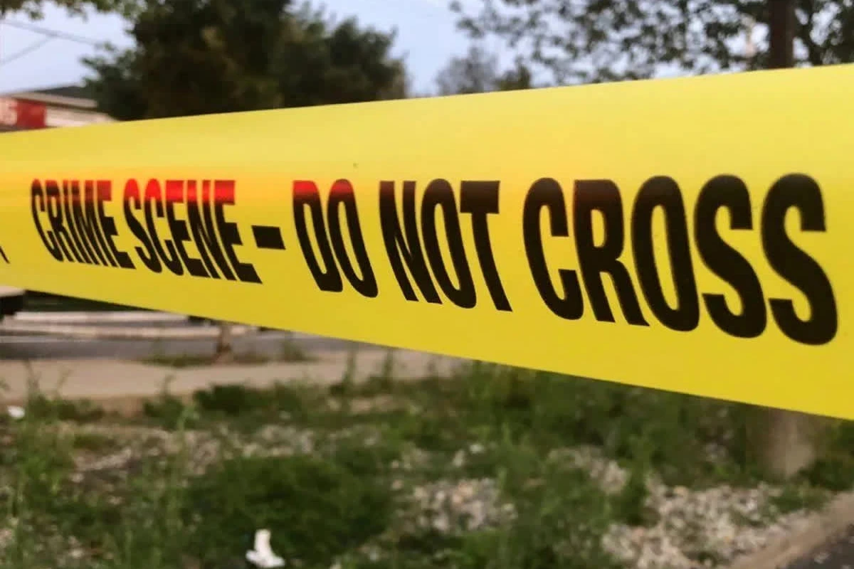 Voitures de police et ruban de sécurité près d’un festival en Ohio après des tirs, plusieurs blessés au sol