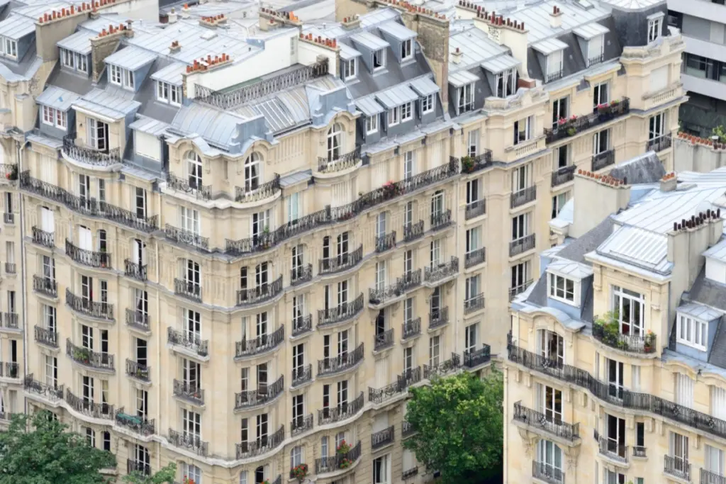 Vue aérienne de Paris avec la Seine et les arrondissements, illustrant où vivent les riches à Paris